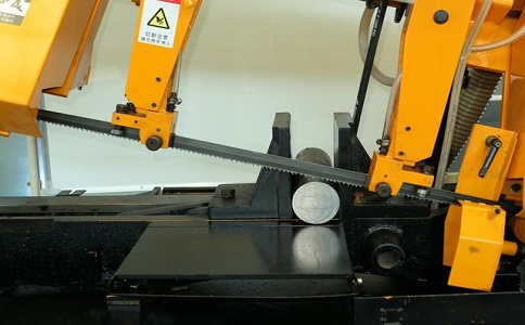 工业园区数控带锯床自动送料精度会出现偏差吗？