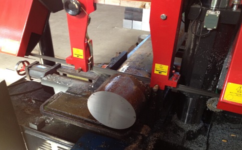 工业园区卧式带锯床加工时出现明显振荡如何排查？